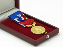 la medaille du travail en or s obtient a partir du moment ou vous avez travaille pendant 35 ans illustration adobe stock 1618933497
